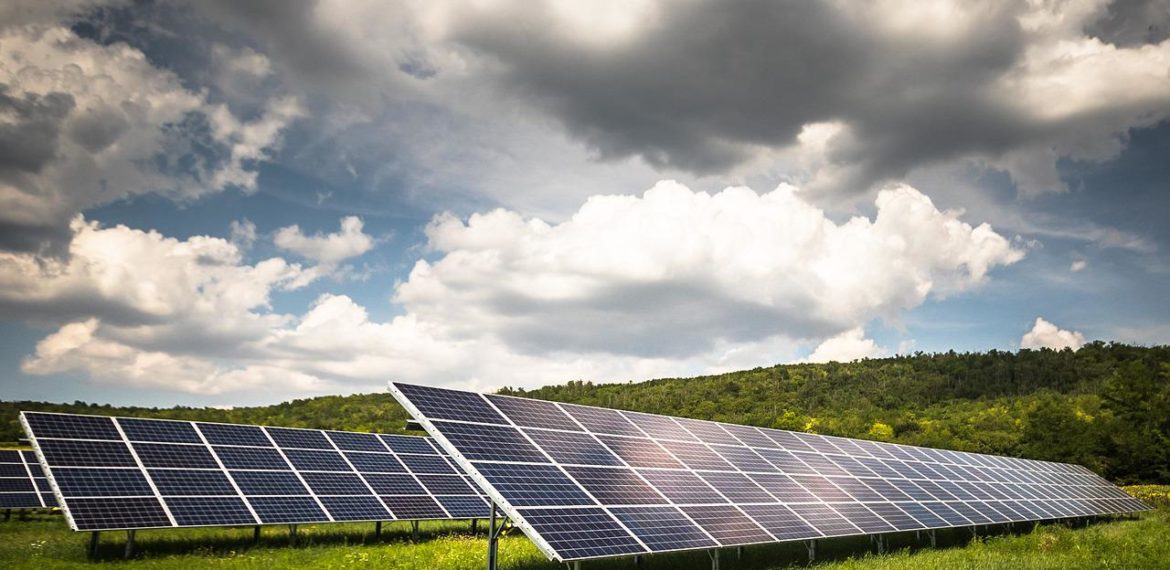 d&eacute;couvrez les &eacute;tapes essentielles pour installer des panneaux photovolta&iuml;ques chez vous. notre guide complet vous accompagne dans vos d&eacute;marches, des d&eacute;marches administratives aux conseils d