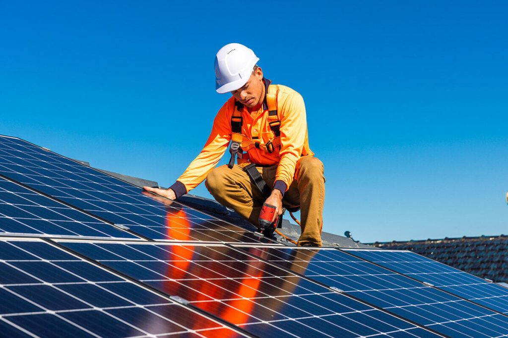 découvrez les étapes essentielles pour installer des panneaux photovoltaïques chez vous. optimisez votre consommation d'énergie tout en réduisant votre empreinte carbone grâce à nos conseils sur les démarches administratives, le financement et l'entretien de vos installations solaires.