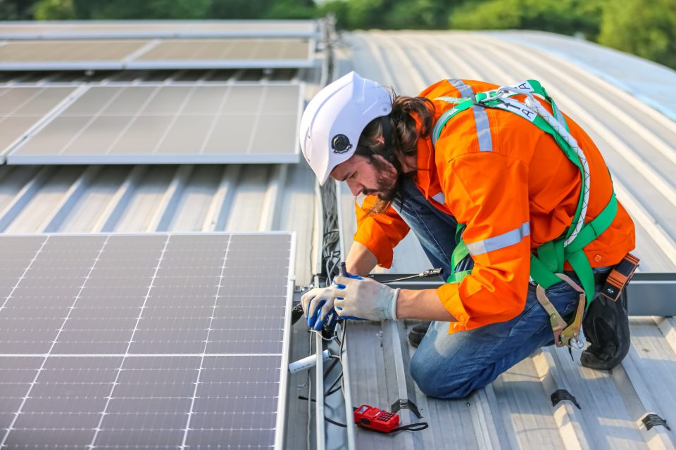 d&eacute;couvrez comment installer des panneaux solaires de mani&egrave;re efficace et rentable. nos conseils vous guideront &agrave; travers chaque &eacute;tape, de la s&eacute;lection des &eacute;quipements &agrave; l