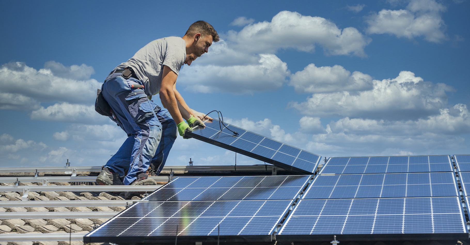 d&eacute;couvrez nos conseils et &eacute;tapes pour installer des panneaux solaires chez vous. optimisez votre consommation d