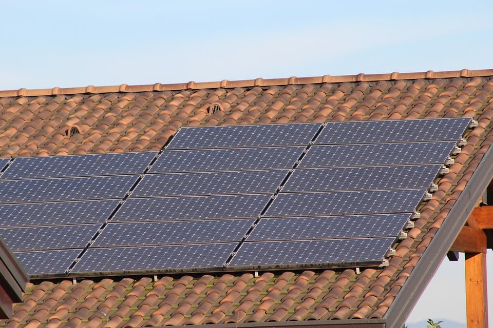 d&eacute;couvrez comment installer des panneaux solaires chez vous pour r&eacute;duire vos factures d