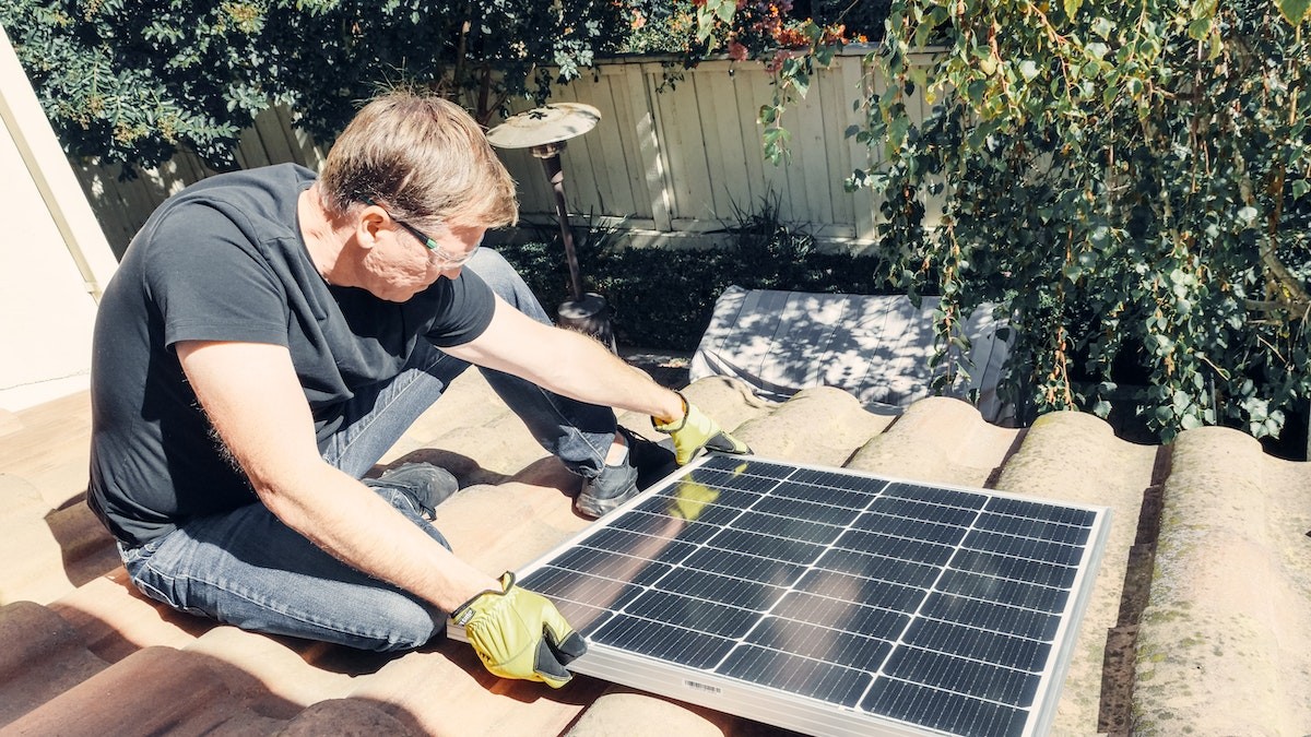 d&eacute;couvrez comment installer des panneaux solaires vous-m&ecirc;me gr&acirc;ce &agrave; notre guide complet. nous vous fournissons des conseils pratiques, des &eacute;tapes d&eacute;taill&eacute;es et des astuces pour maximiser votre installation et profiter des &eacute;conomies d