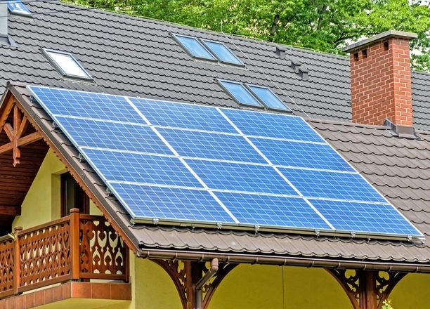 d&eacute;couvrez comment installer des panneaux solaires chez vous facilement et de mani&egrave;re autonome. suivez notre guide &eacute;tape par &eacute;tape pour maximiser votre efficacit&eacute; &eacute;nerg&eacute;tique et r&eacute;duire vos factures d