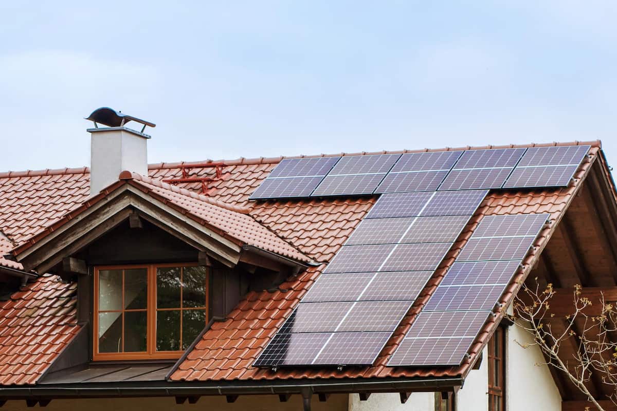 d&eacute;couvrez comment installer des panneaux solaires vous-m&ecirc;me gr&acirc;ce &agrave; notre guide complet. apprenez les &eacute;tapes essentielles, les outils n&eacute;cessaires et les conseils pratiques pour optimiser votre installation et b&eacute;n&eacute;ficier d
